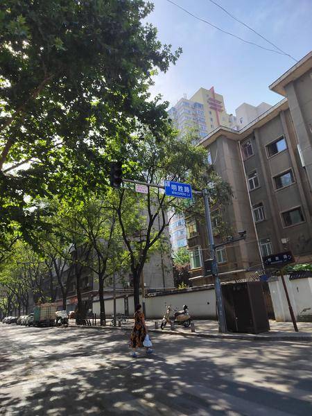 小8跑街|信号灯故障多日 地面坑洼不平 明胜路这些问题待整改