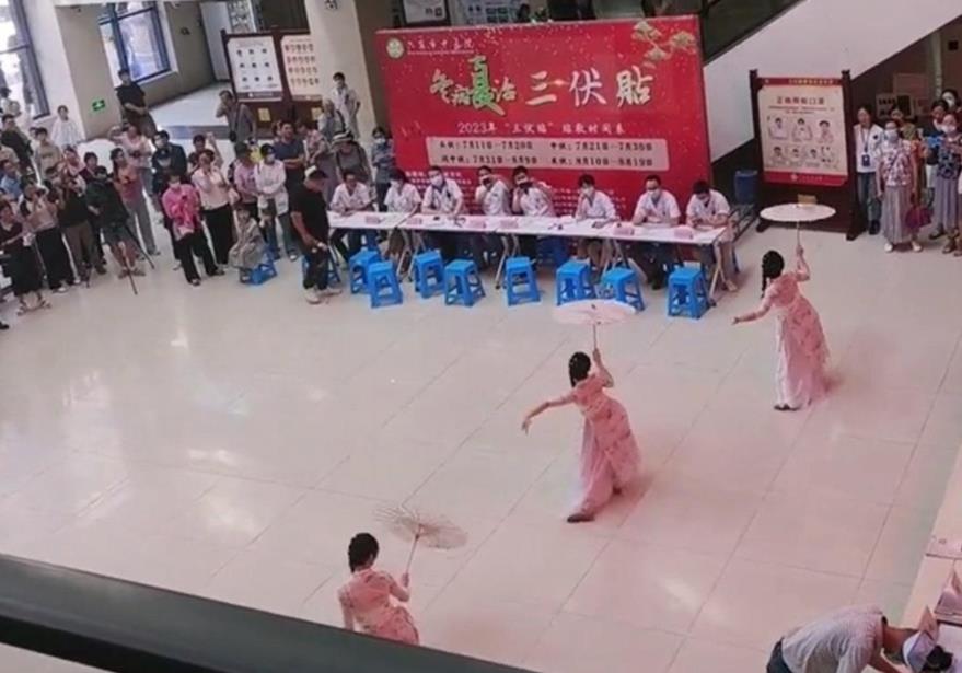 医院在门诊大厅办歌舞表演 网友认为医院应保持安静 院方：未影响病人