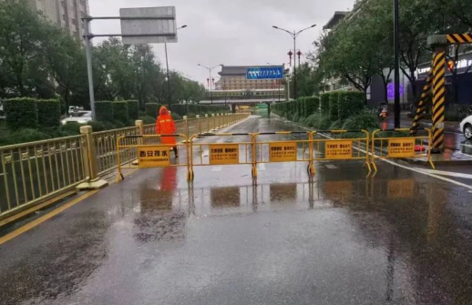注意！西安这些路段有积水 市政部门在现场排水