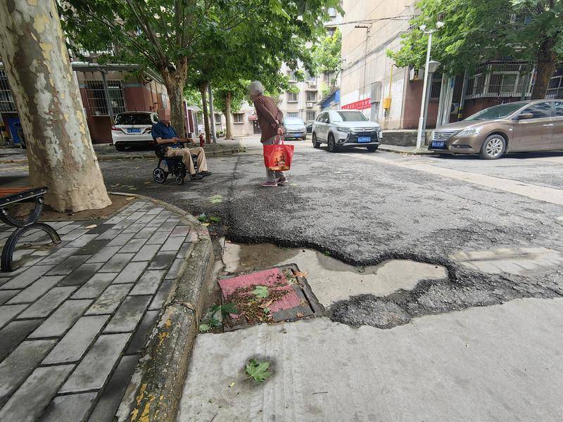 华商记者帮|西安劳动小区南区路面坑洼 老人轮椅难行走