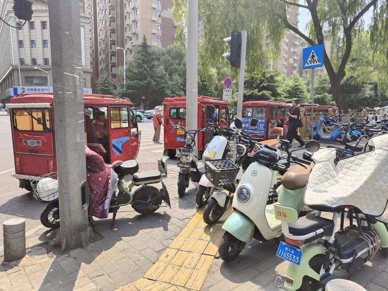 小8跑街|“蹦蹦”扎堆、车辆违停 广运潭大道通行难