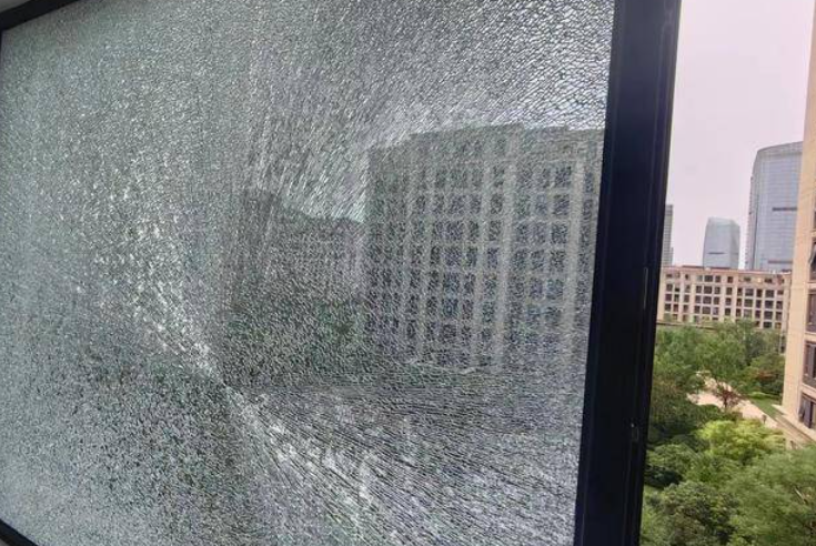 绿城西安全运村一业主家玻璃突然自爆 物业称换玻璃要等两个月