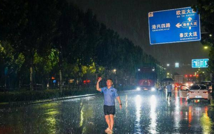 黑夜大雨中水已过腰 西安一民警从面包车内背出两个孩子