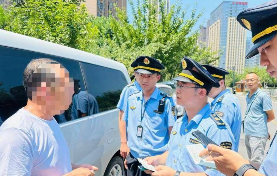 北苑地铁口外网约车扎堆 执法人员现场检查