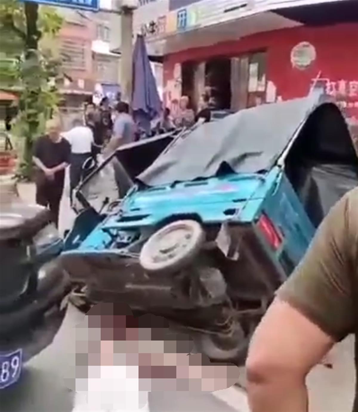 三轮车溜车女子欲阻拦后倒地身亡 目击者：事发下坡路段