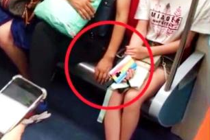  男子武汉地铁上摸女孩大腿被拘 发千字文自辩为"误碰"