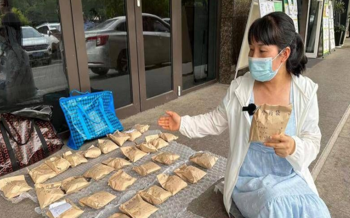 去交大一附院看病遇到两拨“好心人” 父女俩被带到中医馆抓了近5000元中药