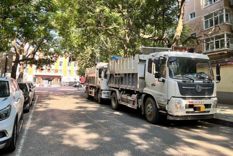 垃圾车占道违停影响交通 市民投诉半年无果