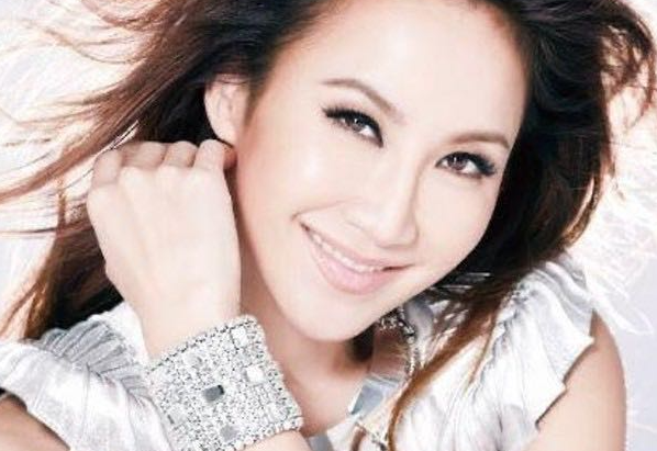 李玟丧礼遗照曝光 俩胞姐亲自挑选“她的笑容像天使”