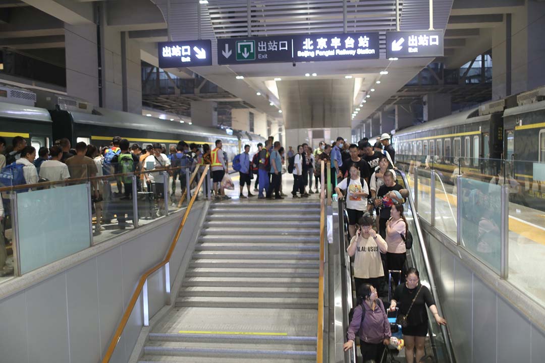 被困2天2夜的K396乘客陆续脱困 丰沙线紧急抢通中