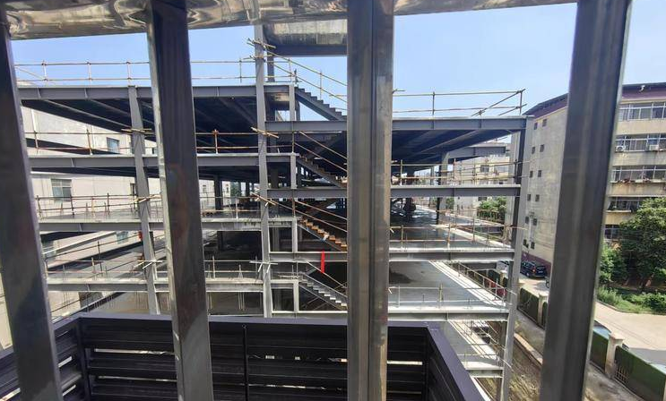 住宅楼外10米处建起停车场，业主投诉距离近且噪音大