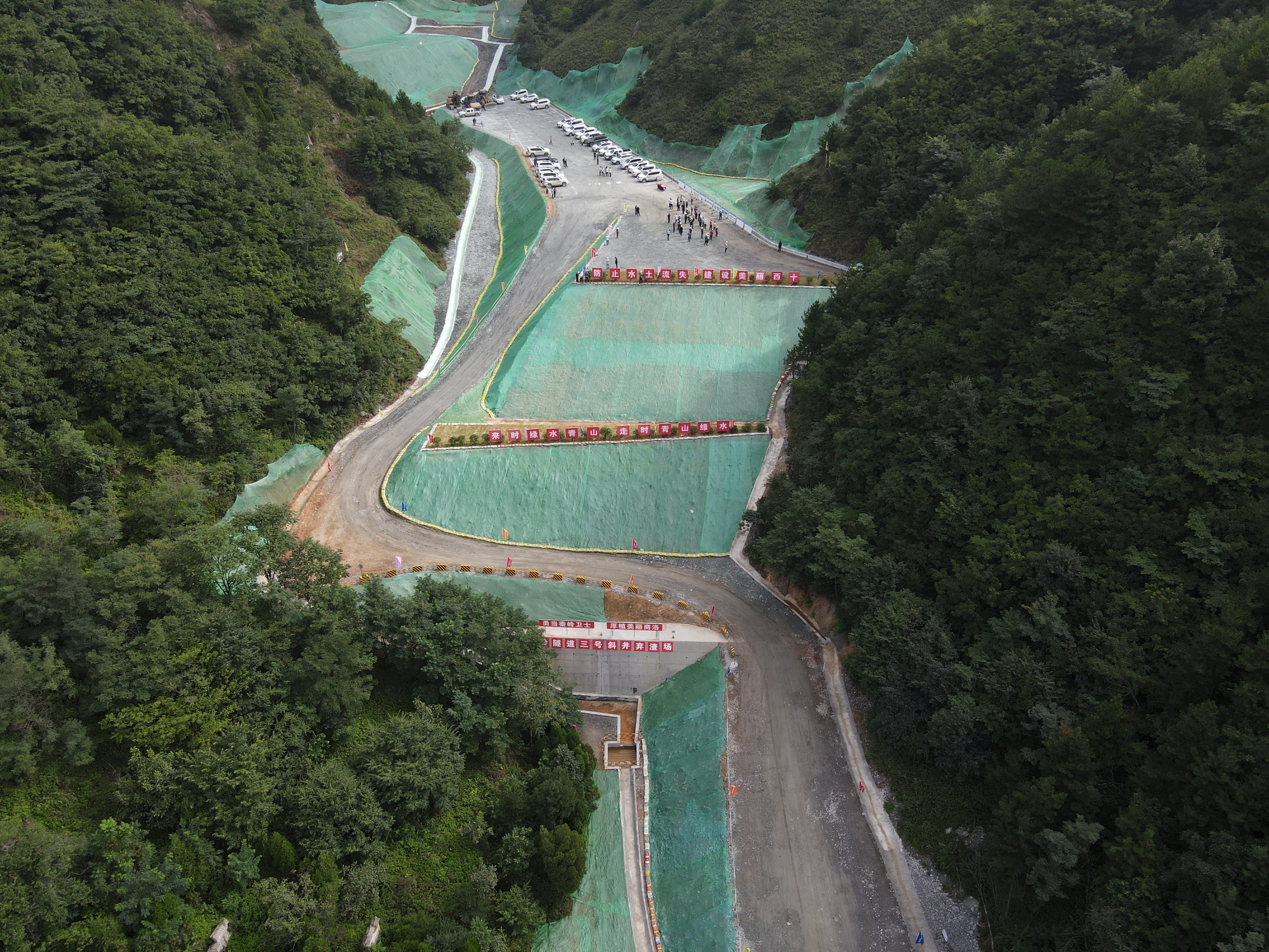 西十高铁郧西段隧道图片