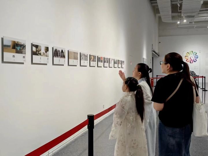 7月4日，游客在西安美术馆参观“意大利当代艺术丝路行”展览。新华社记者 张思洁 摄