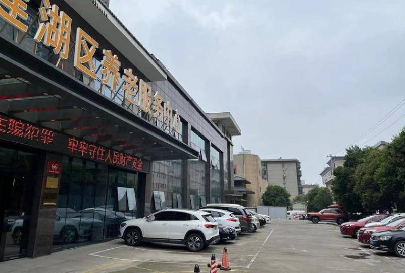 养老服务中心门前成了停车场 老人说以前是空地时还能出来活动