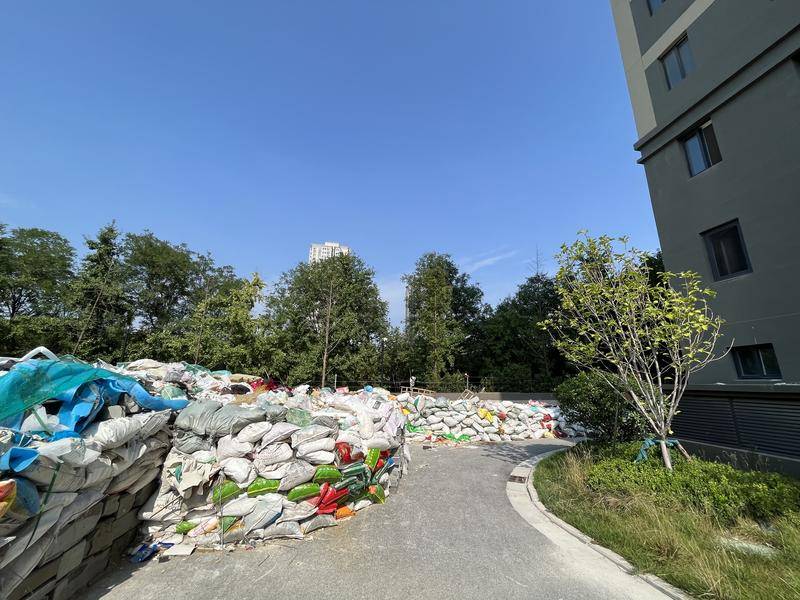 华商记者帮|西安瑞景花园小区堆满垃圾电梯又全部停运 街道办：正在协调解决