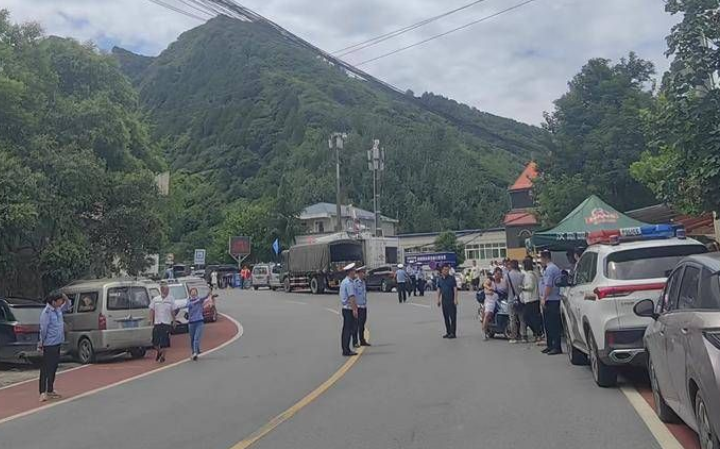 沣峪口上山路口已被封控 山洪泥石流从沟道倾泻而下冲毁山脚房屋