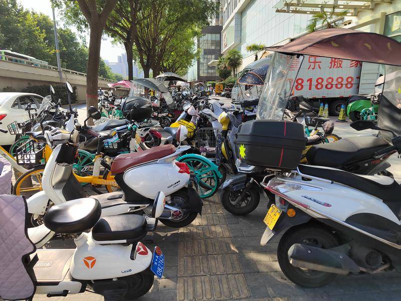 小8跑街|南二环太白立交西南角共享单车、电动车占道严重