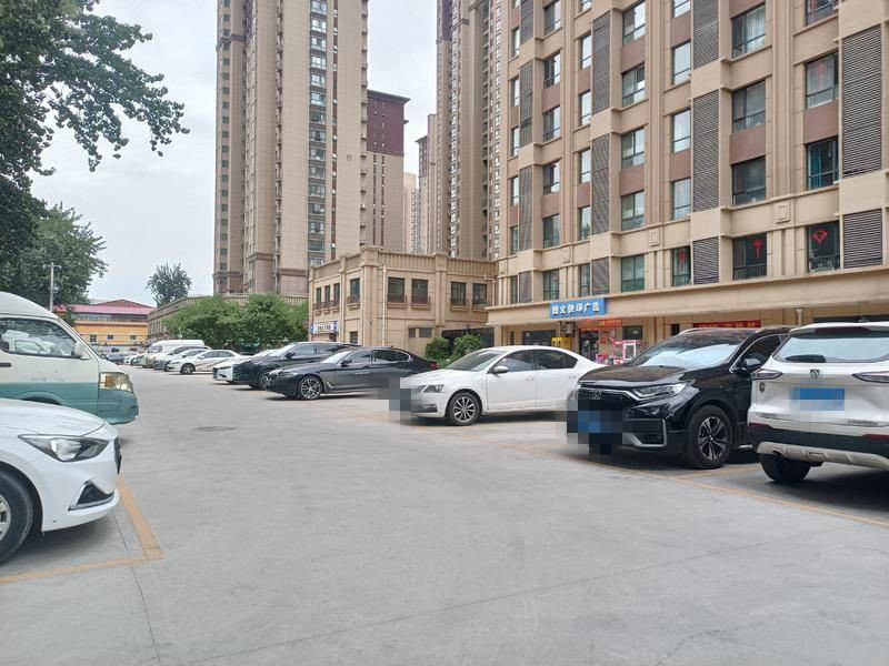 梧桐年华小区门前建起停车场 业主投诉不仅阻碍通行还没有手续