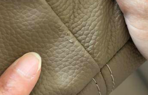 送来的新沙发是样品 顾客维权半年店方终于答应退款退货