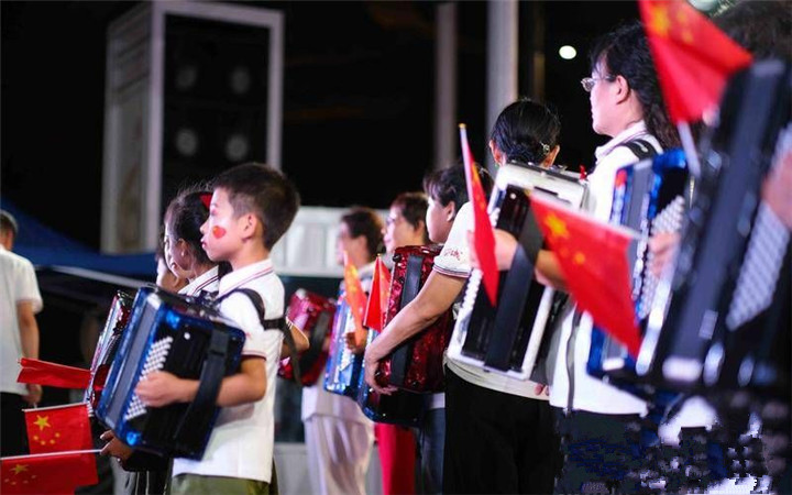 最大规模手风琴基尼斯纪录挑战成功  4276人横跨五国十城演出