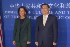 文旅部部长胡和平会见美国商务部长雷蒙多