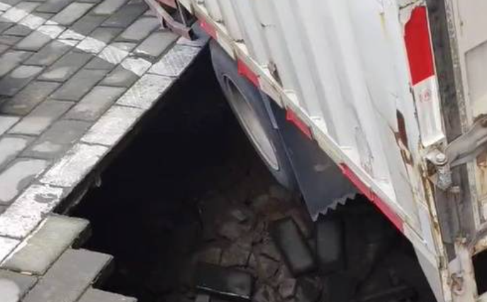 渭南一货车停车位停车地面突然塌陷 车还被小区物业扣下