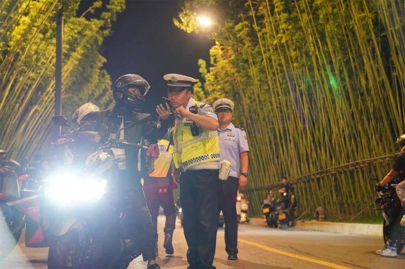 西安交警突击检查“网红打卡地”严查炸街车、非法改装