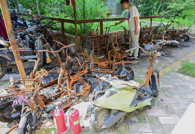 华商记者帮|西安鄠邑区一小区车棚起火约30辆车被烧 近4个月无人担责
