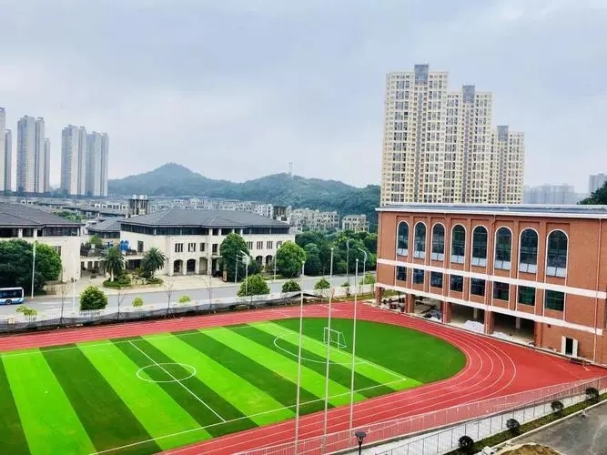 家长称孩子被老师打破头骨 官方通报：校党总支书记和涉事教师停职