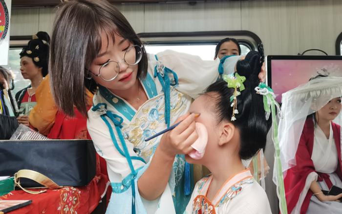 “上车变身，下车穿越”！ 西安首家火车上的汉服馆惊艳亮相