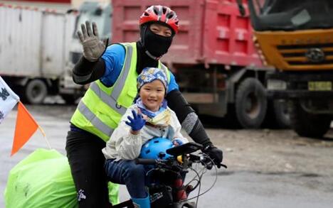 出发首日就哭着要妈妈！男子带5岁女儿40天骑行到西藏