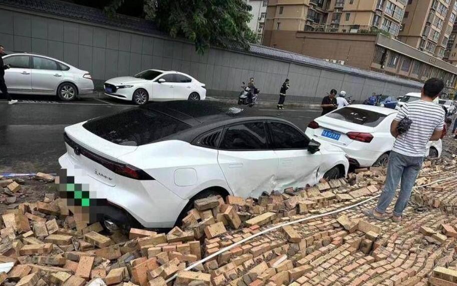 华商记者帮|暴雨中临街围墙倒塌 砸伤多辆车 谁来担责