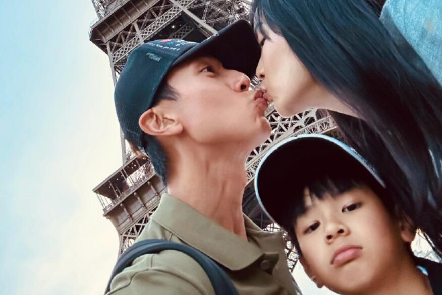 吴尊晒全家暑假巴黎游随拍 与林丽吟在埃菲尔铁塔下亲吻