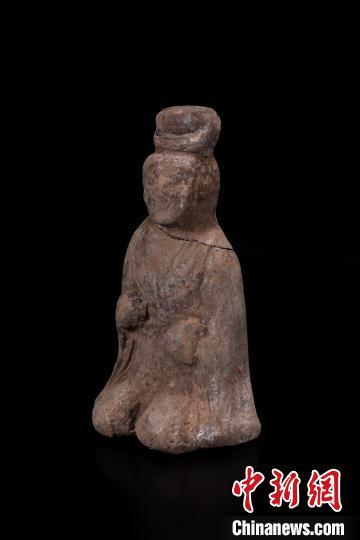 图为跪坐女俑。陕西省考古研究院供图