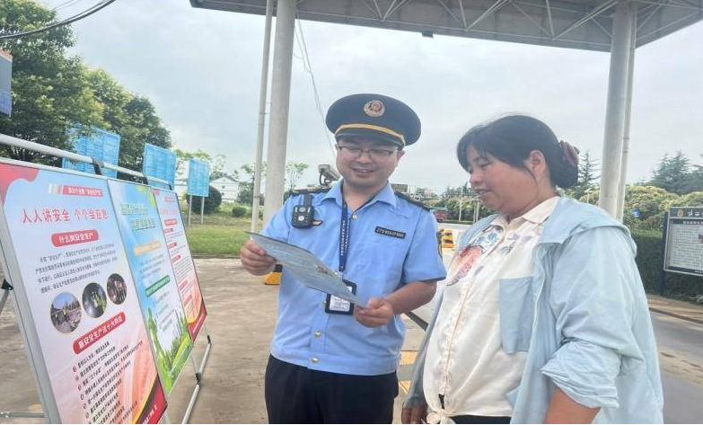 环山路摆摊卖葡萄危险又违法 西安交通执法人员“说理式”执法