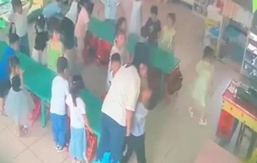 “今天真开心，老师没打我！”家长查17天监控发现儿子每天挨打 教体局：涉事3名老师已被辞退