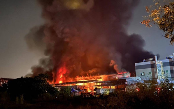 台湾高尔夫厂爆炸延烧数小时 1死96伤10失联