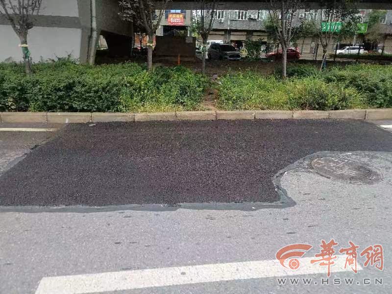 华商记者帮|昆明路机动车道有个坑 男子骑摩托车驶过倒地压伤左腿