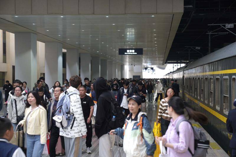 返程客流高峰来临 西安铁路局加开旅客列车141列