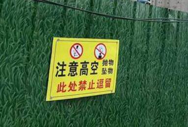 车在凯捷停车场停了十天 取车时发现后挡风玻璃被砸坏
